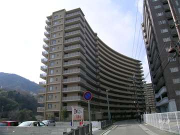 リーデンススクエア宝塚リバージュの外観（東側から）