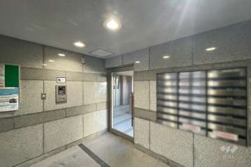 エントランスはオートロック付きです。