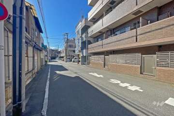 敷地東側の前面道路（北側から）