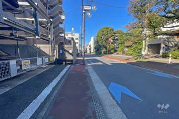 敷地北側の前面道路（東側から）