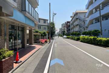 敷地南西側の前面道路（北西側から）