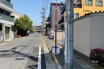 敷地西側の前面道路（南側から）
