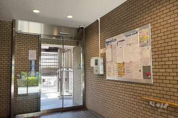 エントランスはオートロック付きです。