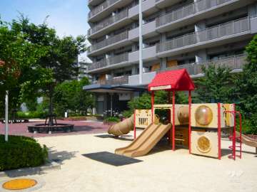 公園には遊具が設置されています。