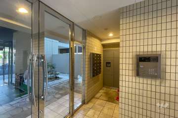 エントランスはートロックと宅配ボックス付きです。