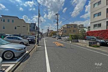 敷地南側の前面道路(東側から)