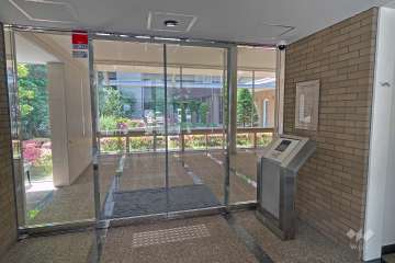 エントランスはオートロック付きです。