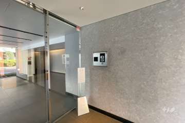 エントランスはオートロック付きです。