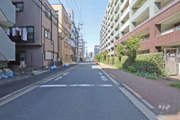 敷地南側の前面道路(東側から)
