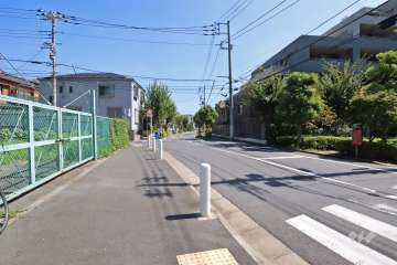 敷地北側の前面道路(西側から)