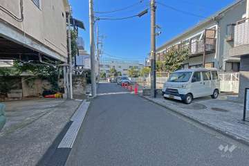 敷地南側の前面道路（東側から）