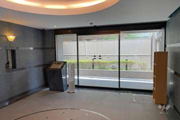 エントランスはオートロック付きです。　