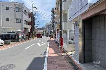 敷地北側の前面道路（西側から）