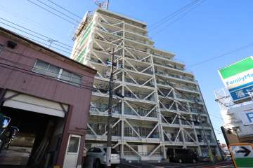 多摩川フラワーマンションの外観(南東側から)