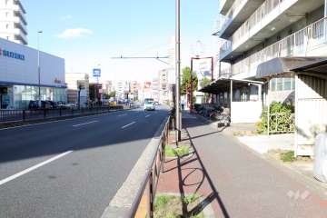 敷地西側の前面道路(南側から)