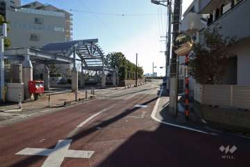 敷地北西側の前面道路（北東側から）