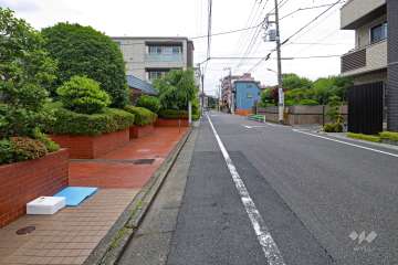 敷地北側の前面道路（東側から）