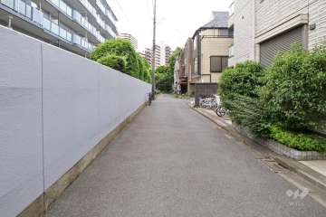 敷地東側の前面道路（南側から）