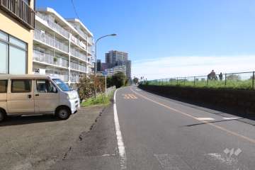 敷地南西側の前面道路(北西側から)
