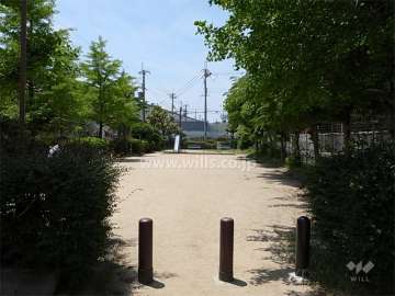 敷地南側に隣接して公園があります。
