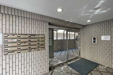 エントランスはオートロック付きです。