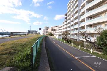 敷地南側の前面道路
