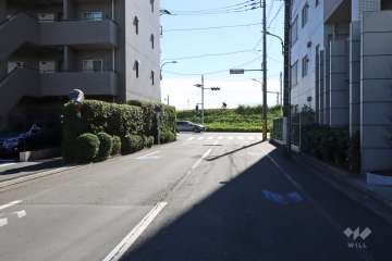 敷地西側の前面道路