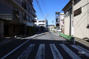 敷地東側の前面道路(南側から)
