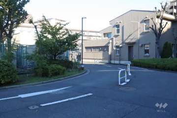 立体駐車場に続く敷地内道路