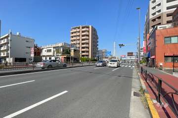 敷地西側の前面道路