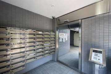 エントランスはオートロック付きです。