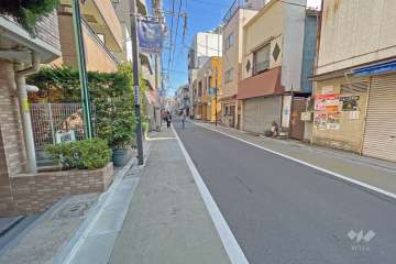 敷地南側の前面道路（西側から）