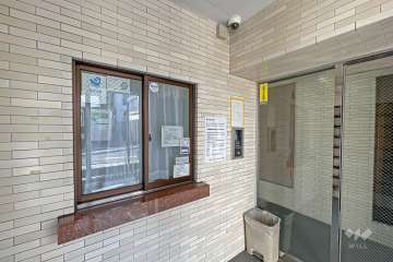 エントランスはオートロック付きです。