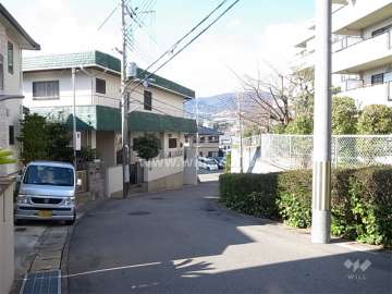 A棟の南側には道があり、道を挟んで一戸建てが建ち並んでいます。