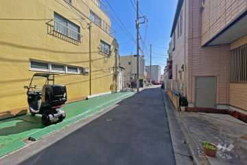 敷地南側の前面道路（西側から）