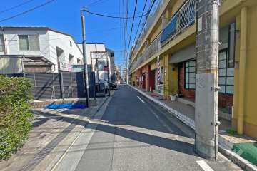 敷地西側の前面道路（南側から）