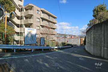 敷地南東側の前面道路