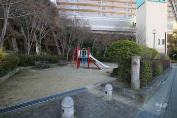 敷地に隣接して『月見山第六公園』があります。