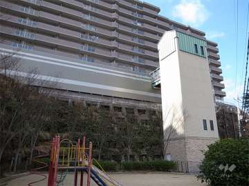 エントランスに続くエレベーター棟