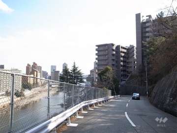 敷地西側の前面道路