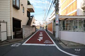 敷地西側の前面道路(南側から)
