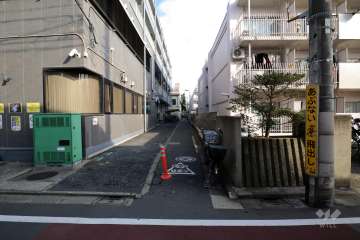 敷地北側の前面道路(西側から)