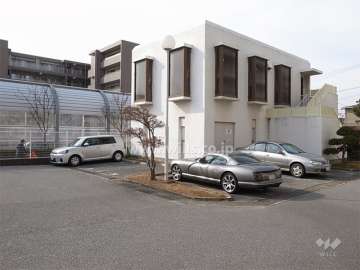 敷地南側の駐車場と共用棟