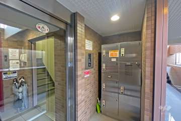 エントランスはオートロック付きです。