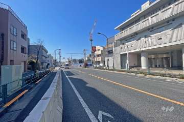 敷地北西側の前面道路は東宝医大通りです（南西側から）。