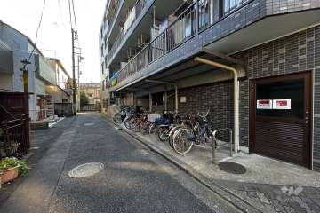 敷地西側の前面道路（北側から）　