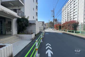 敷地西側の前面道路（北側から）