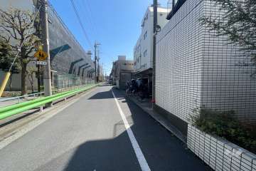敷地北側の前面道路（西側から）