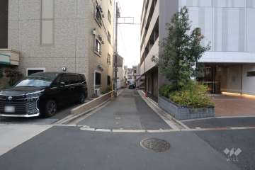 敷地西側の前面道路(北側から)