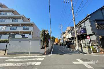 敷地北側の前面道路（東側から）